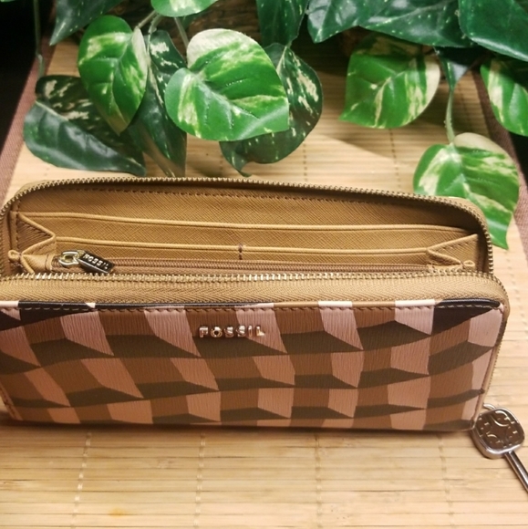 Fossil Zip Around Clutch - Picture 6 of 6